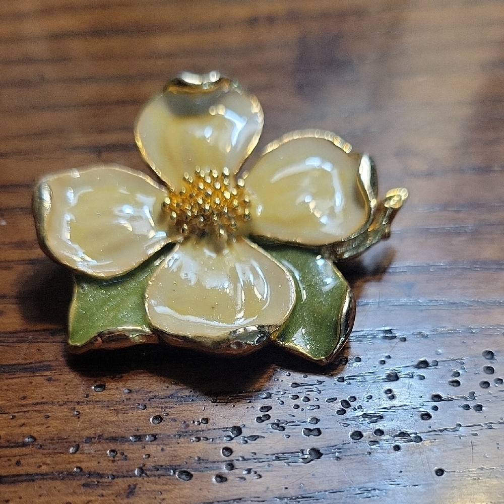 Vintage Goldtone Ivory & Green Enamel Flower Brooch - Picture 3 of 5